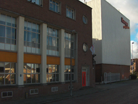 822039 Gezicht op de voorgevel van de kantoorafdeling van Kamps Quality Bakeries (Hogenoord 1) te Utrecht,; rechts ...